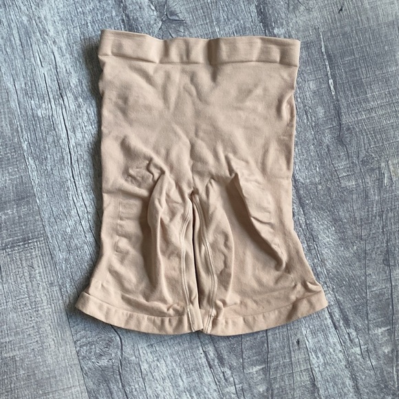 NWOB SKIMS SCULPTING SHORT MID THIGH - Picture 2 of 7